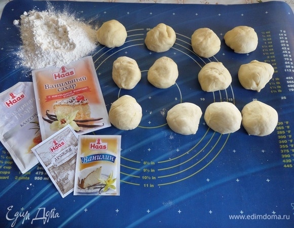 Тесто делим на равные кусочки. У меня 12 шт.