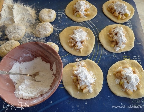 Раскатываем каждый кусочек теста на рабочей поверхности в виде лепешки. Выкладываем на лепешки нарезанные груши. Добавляем приготовленную ванильно-сахарную смесь.