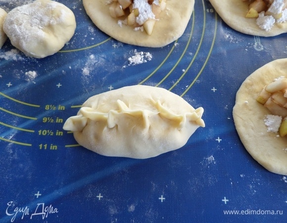 Защипываем лепешки, придавая форму пирожка.