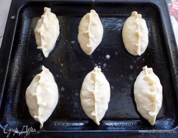 Смазываем пирожки яичной смесью (1 яйцо + 1 ст. л. воды). Отправляем противень с пирожками в разогретую духовку.