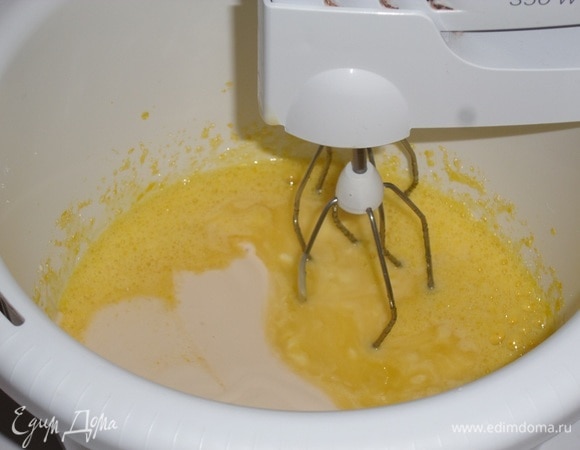 Добавляем растопленное и остуженное сливочное масло и ряженку. Слегка взбиваем до однородности.