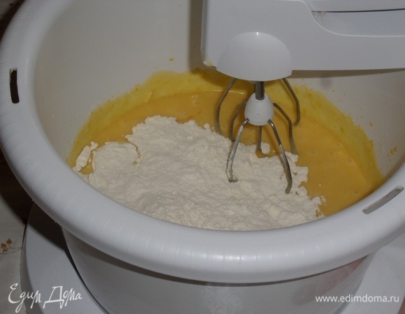 Добавляем просеянную с разрыхлителем муку. Перемешиваем.
