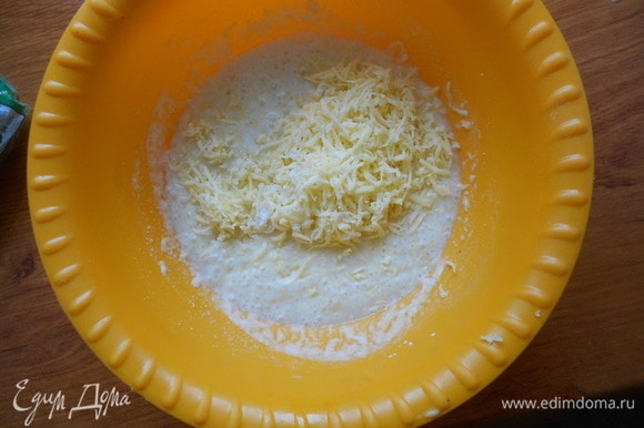 К готовой опаре добавить растопленное теплое сливочное масло, натертый сыр, щепотку соли, взбитый белок. Просеять муку.