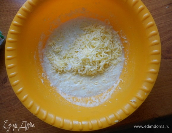 К готовой опаре добавить растопленное теплое сливочное масло, натертый сыр, щепотку соли, взбитый белок. Просеять муку.