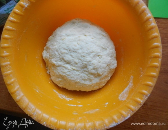 Замесить эластичное тесто. Тесто прикрыть полотенцем и оставить в теплом месте до увеличения объема в два раза.