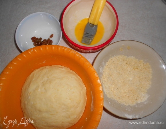 Для штрейзеля перетереть муку со сливочным маслом, добавить щепотку соли. Сделать шаблон из картона в виде барашка.