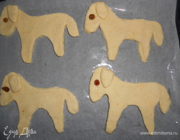 Тесто раскатать в пласт толщиной 1–1, 5 см. Вырезать из него барашков с помощью шаблона. Из остатков теста сделать ушки, глазки сделать из изюма.