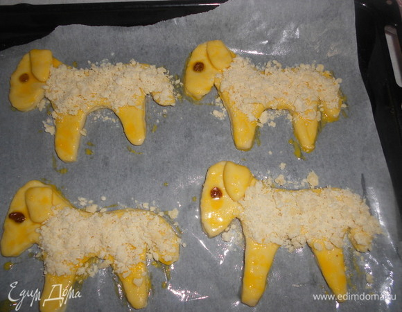 Яичный желток взбить и смазать им поверхность барашков. Штрейзелем посыпать тело барашков (оставив голову и ножки без обсыпки).