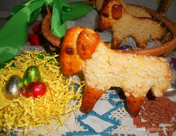 Выпекать в разогретой до 180°C духовке в течение 30 минут. Вкусная пасхальная выпечка готова.