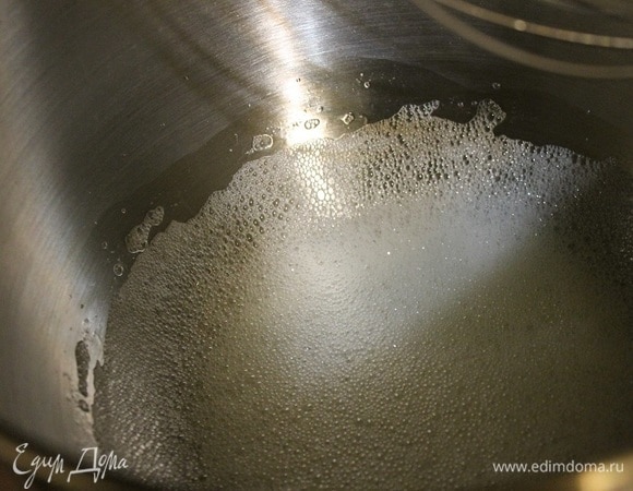 Белки комнатной температуры взбить до легкой пенки.