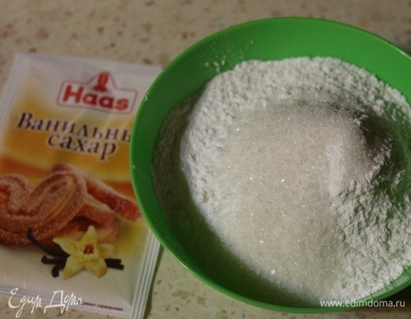 В сахарную пудру добавить ванильный сахар Haas и перемешать. По столовой ложке постепенно добавлять в белки, не прекращая взбивать.