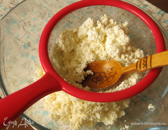 Перетираем творог через сито.