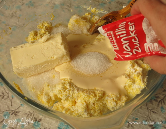 Всыпаем сахар ванильный Haas.