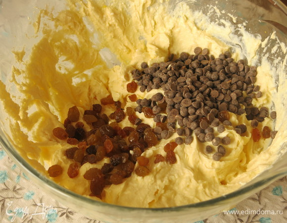 Добавляем шоколад и изюм.