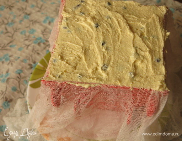 Форму выстилаем мокрой марлей. Заполняем массой.