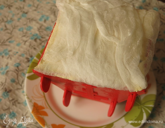 Закрываем марлей, кладем форму под пресс на 12 часов.