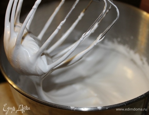 Должна получиться воздушная масса, которая не вытекает и не выпадает из чаши, в конце добавить крахмал и взбивать еще 2 минуты.