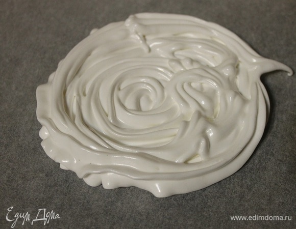 Противень застелить пергаментом. Взбитый белок переложить в кондитерский мешок или пакет, сформировать дно корзиночек.