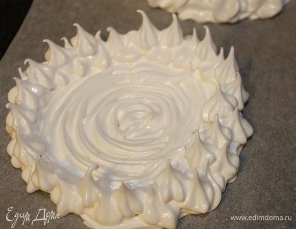 А потом по краю сделать бортик. Выпекать в заранее разогретой до 110°C духовке 1 час. Затем уменьшить температуру до 90°C и сушить еще 40 минут.