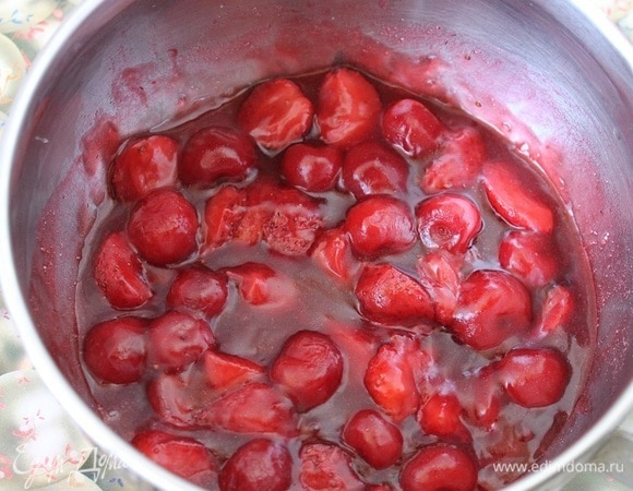 Как только ягоды станут мягкими, развести в воде крахмал, добавить его к ягодам, перемешать и выключить огонь. Начинку остудить.