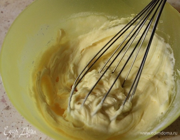 И быстро перемешать венчиком.