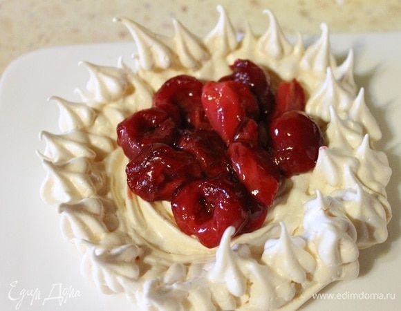 Теперь в каждую корзиночку кладем начинку из ягод, сверху — ванильный мусс, посыпаем орешками и сразу подаем.