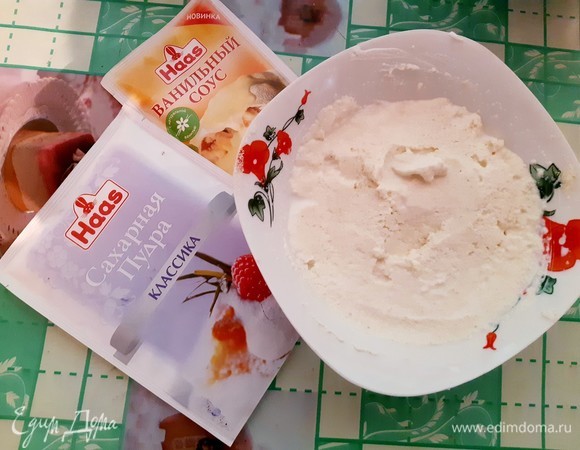 В манную крупу добавить сметану и оставить для набухания на 10 минут.