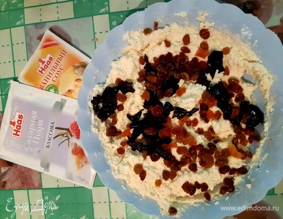 Далее в творожную смесь добавить сухофрукты и набухшую манку. Тщательно перемешать. Добавить корицу по вкусу.