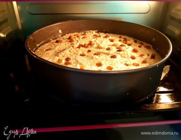 Форму смазать сливочным маслом, равномерно распределить творожную смесь и поставить в духовку на 40–50 минут при температуре 180°C.