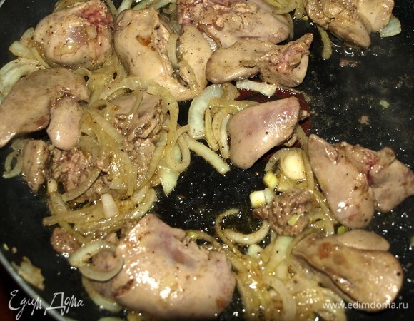 Руколу промыть и дать стечь воде. Куриную печень промыть, дать стечь воде, удалить все прожилки, пленки. Лук нашинковать полукольцами. В сковороде разогреть растительное и сливочное масло. Добавить нашинкованный лук и готовить 1–2 минуты. Добавить куриную печень и готовить, пока печень не посветлеет. Добавляем соль, перец и перемешиваем. Добавляем винный уксус, закрываем крышку и готовим еще несколько минут. В общей сложности готовить печень 10 минут. Снимаем сковороду с огня и оставляем, пока будем готовить заправку для руколы.