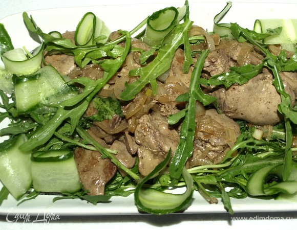 Огурцы нарезаем тонкими полосками (что необязательно). Добавляем в салат. Можно подавать.