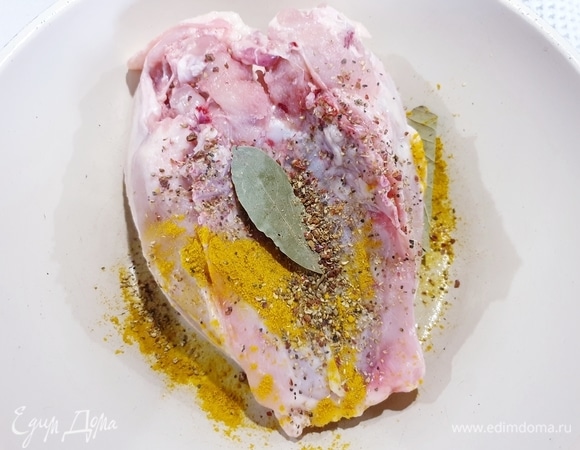 Куриную грудку можно отварить накануне, добавив в воду куркуму, соль, перец и лавровый лист. Я филе отвариваю на кости и охлаждаю в бульоне, получается очень сочное мясо.