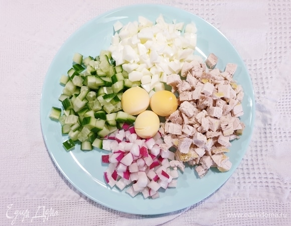 Яйца разбираем на белки и желтки. Желтки добавляем по желанию. Во время диеты я не использую желтки, людям, страдающим сахарным диабетом, тоже желательно их исключить. Огурцы, редис, куриное филе и белки яиц нарезаем одинаковым кубиком.