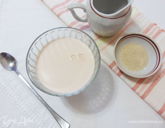 В подогретом до 36–38°C молоке развести дрожжи.