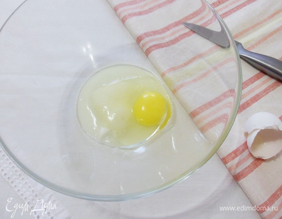 Яйцо растереть с сахарным песком, солью и ванильным сахаром.