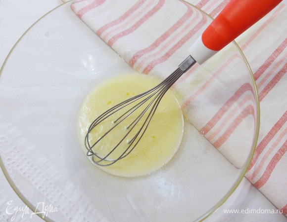 Добавить растопленное сливочное масло.