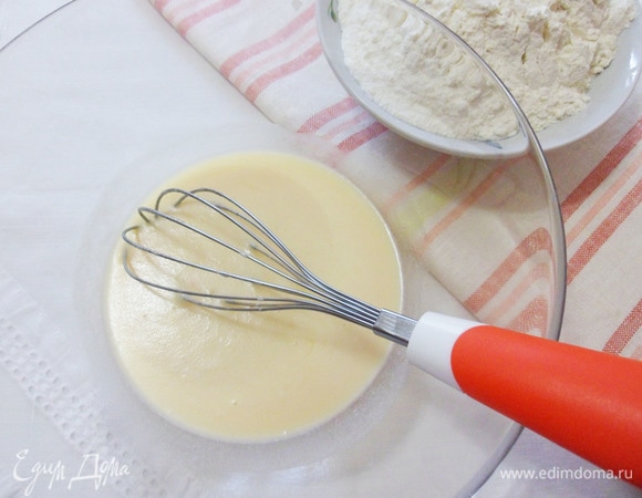 Затем влить в смесь молоко с дрожжами.