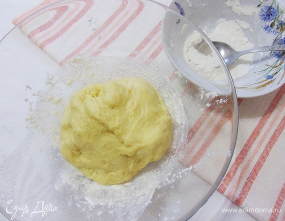 Добавлять муку частями (у меня ушло 380 г муки). Тесто должно получиться мягким, эластичным и не прилипать к рукам. Прикрыть тесто салфеткой и поставить в теплое место. При хороших сильных дрожжах тесто готово через 40–50 минут.