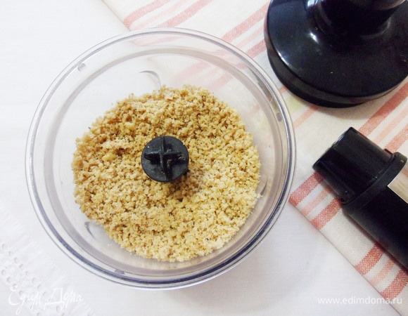 А пока займемся начинкой. Орехи (любые, у меня грецкие) измельчить в блендере в среднюю крошку.