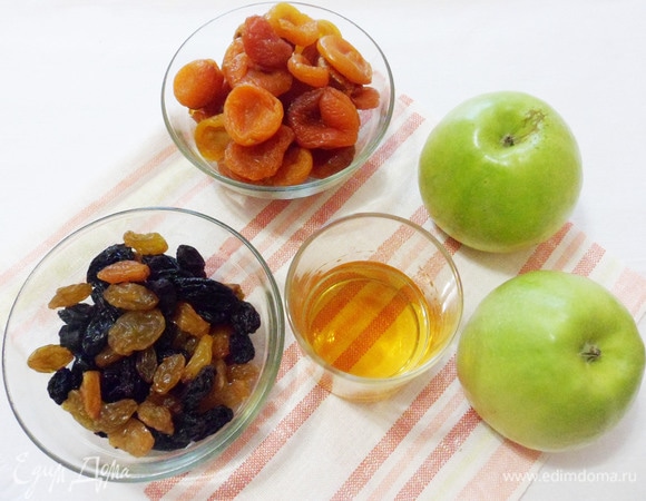 Два крупных яблока вымыть. Курагу и изюм (у меня узбекский микс 2 цветов) тщательно вымыть и затем ошпарить кипятком.