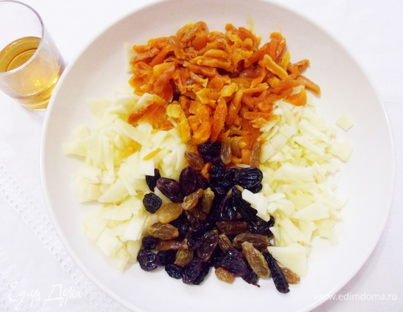 Яблоки очистить от кожуры и семенных камер, нарезать тонкими мелкими пластинками. Курагу нарезать соломкой.