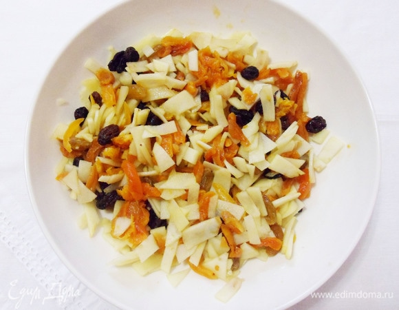 Добавить коньяк, хорошо перемешать и дать настояться до готовности теста.