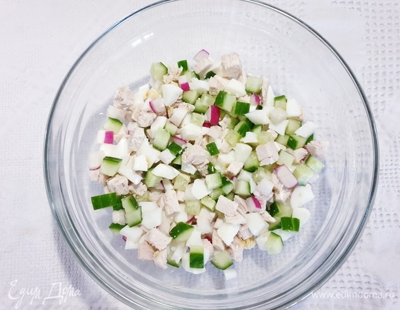 Смешиваем все нарезанные ингредиенты. Соль, перец и кефир добавьте непосредственно в тарелку перед подачей.