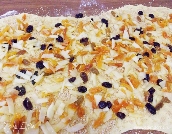 Поверх орехов разложить настоявшуюся фруктовую начинку.