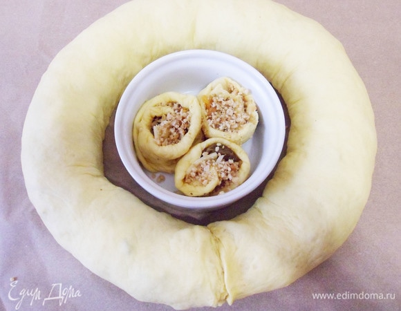 Из рулета сформировать кольцо, чтобы края рулета ровнее прилегли друг к другу, можно обрезать краешки. Из обрезков (не выбрасывать же!) можно сформировать булочку — подарок повару. Испечь вместе с пирогом и дать возможность повару первому попробовать пирог.