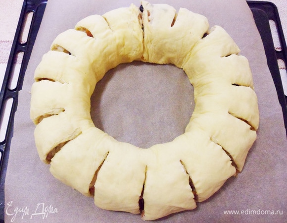 После расстойки очень острым ножом, стараясь не сминать тесто, аккуратно надрезать внешний край кольца через 3–4 см.