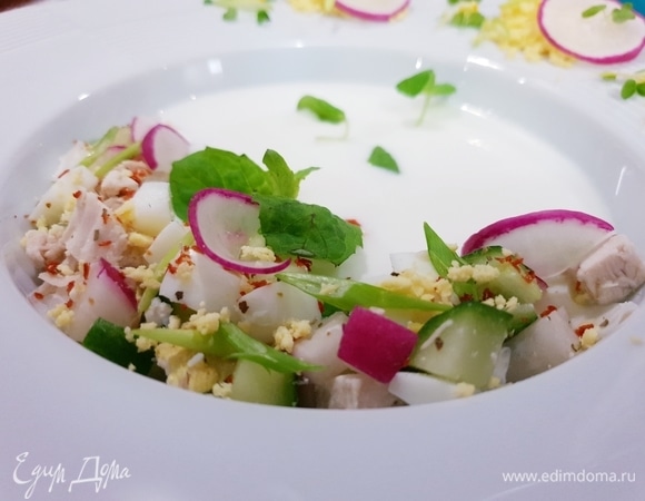 Осталось красиво подать окрошку. Выкладываем овощи и куриное филе с одного края, украшаем зеленью и зеленым луком.