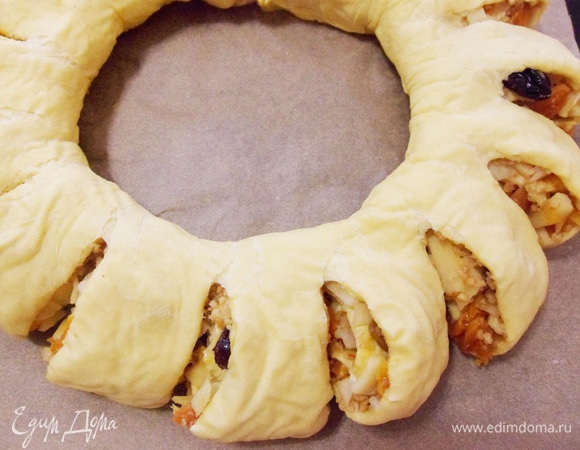 Каждый получившийся кусочек аккуратно немного развернуть, чтобы было видно часть начинки.