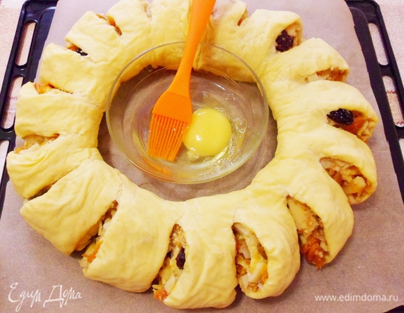 Яйцо смешать со столовой ложкой воды, немного взбить кисточкой.