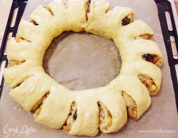 Смазать пирог яйцом и отправить в разогретую до 200–220°C духовку на 30 минут.